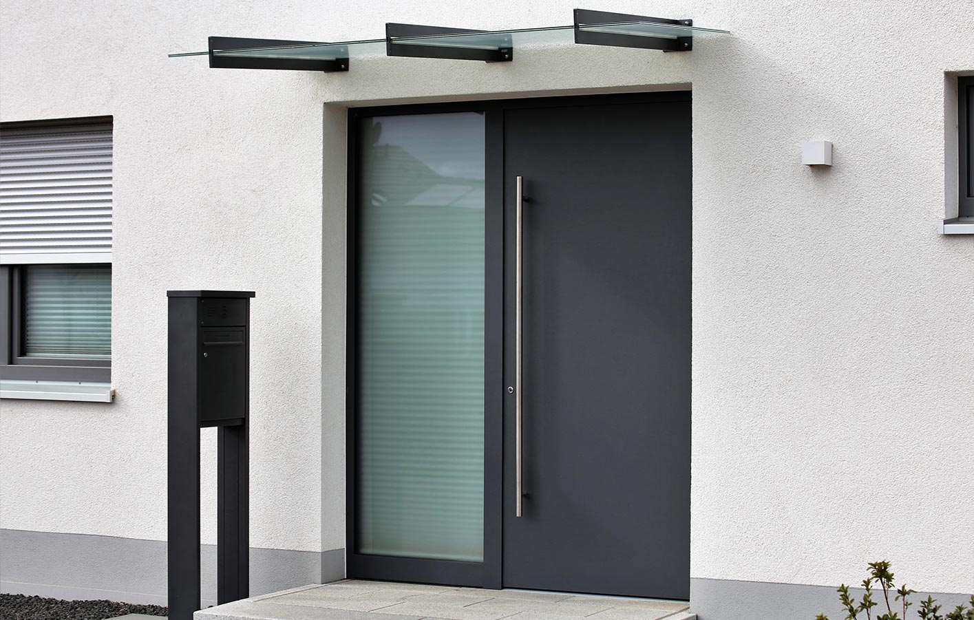 Alu-Haustüren für einen tollen Stil am modernes Haus Ansicht eines modernen Hauseinganges mit moderner Haustür