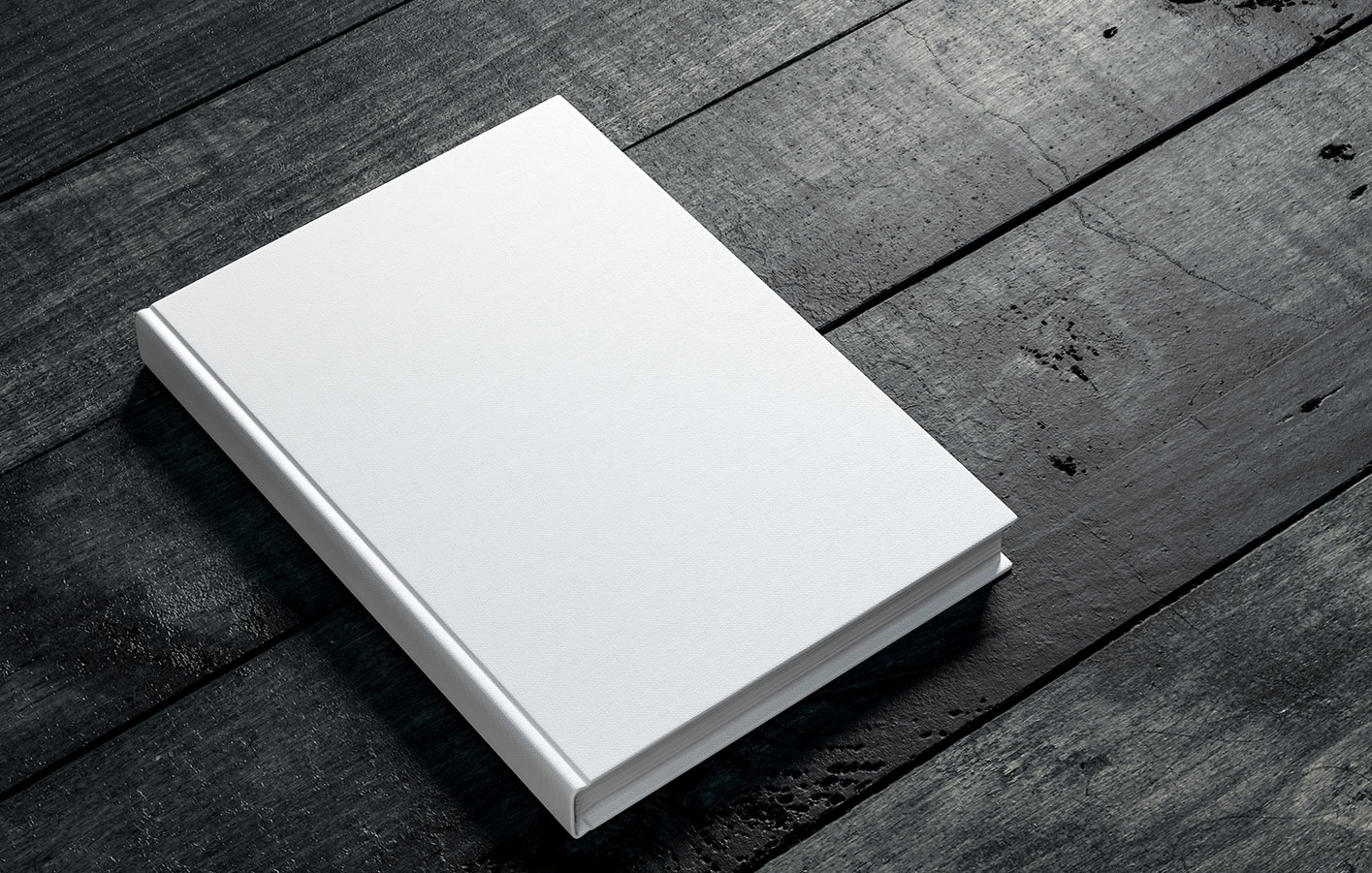 weißes Buch auf einem dunklen Boden.