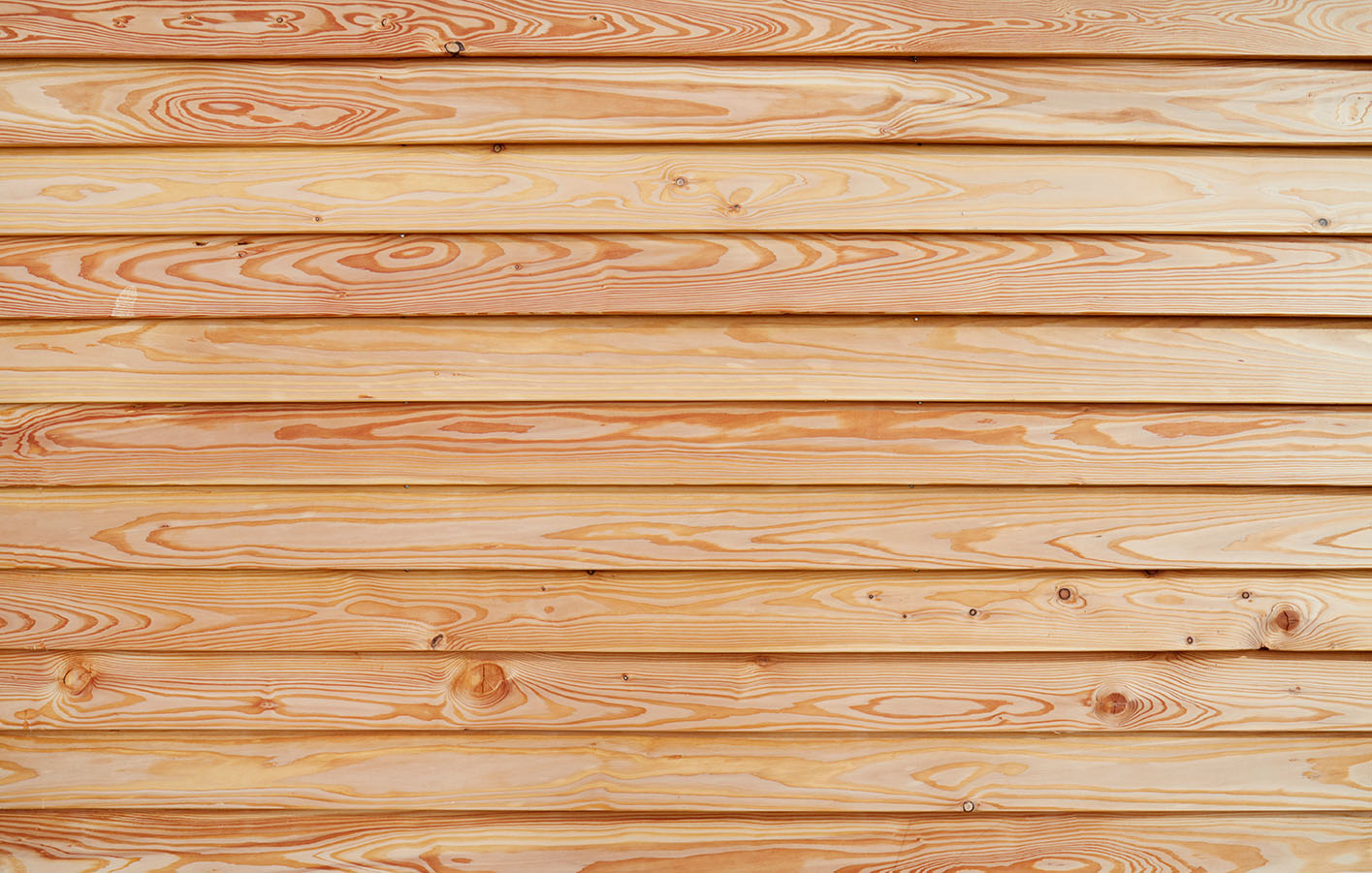 Fassadenverkleidung vom Fachmann Riegel Holzhandel in Hammerau. Nahaufnahme von Fassadenholz - hell.